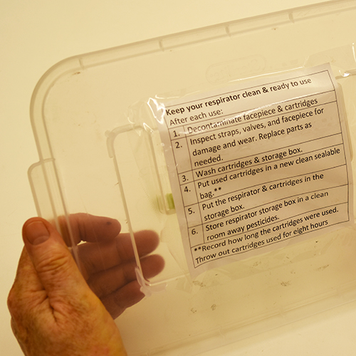 Vista cercana de las instrucciones en la tapa de la caja.