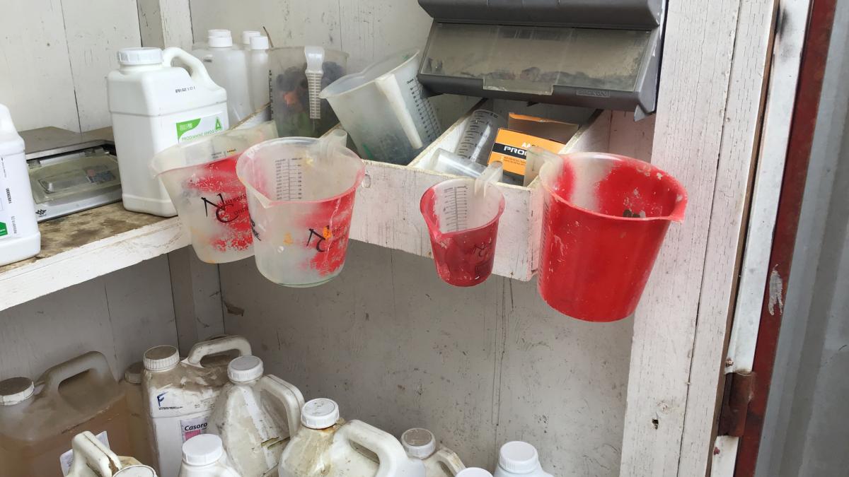 Jarras de medición marcadas con pintura roja.